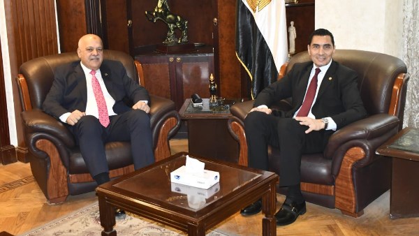 وزير الشباب والرياضة يجتمع مع رئيس اتحاد الرماية