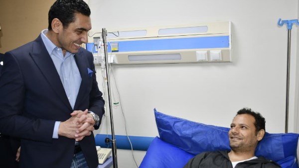 وزير الرياضة يزور أحد عاملي النظافة