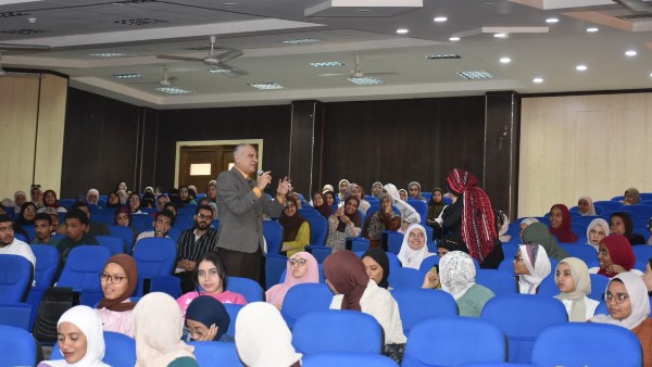 جانب من اللقاء التوعوي ضمن مبادرة «وفرها تنورها» بجامعة أسوان 