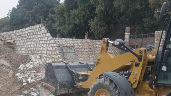 إزالة تعديات علي أراضي أملاك الدولة بأسوان 