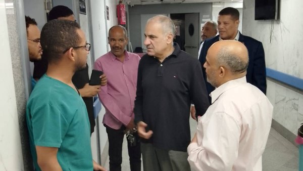 رئيس جامعة أسوان يتفقد مستشفى الباطنة التخصصي 