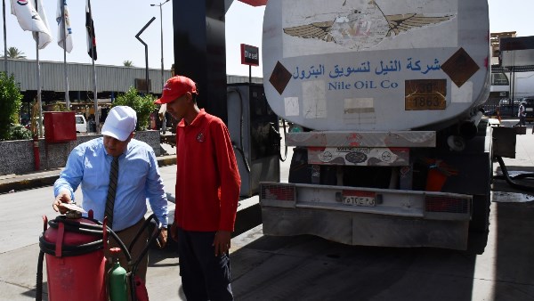 جولة مفاجئة علي محطات الوقود بأسوان 