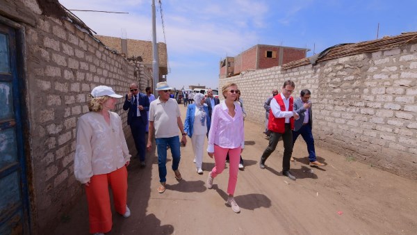سفيرة الاتحاد الأوروبي خلال جولتها بقرية البصالي 