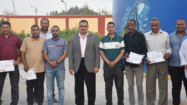 رئيس مياه الأقصر يكرم العاملين بمياه البياضية
