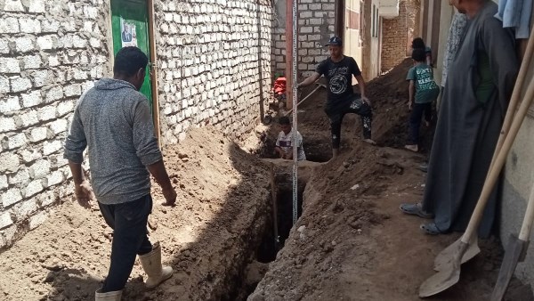 مواصلة أعمال توصيل الصرف الصحي بقري الأقصر