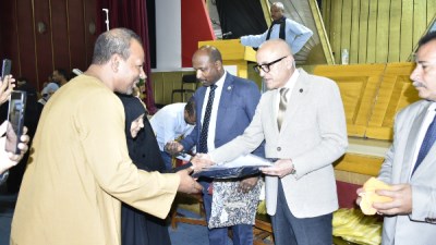 محافظ الأقصر يسلم التأشيرات وملابس الإحرام إلى حجاج بيت الله 