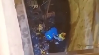 لحظة إنقاذ عامل سقط في بئر صرف
