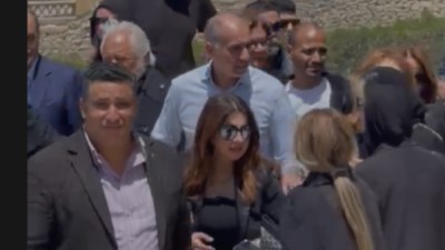 إلهام شاهين ولميس الحدادي في جنازة هاني شاكر