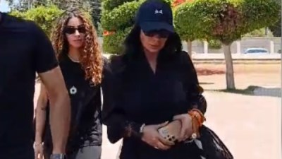 منى زكي وابنتها في جنازة حماتها