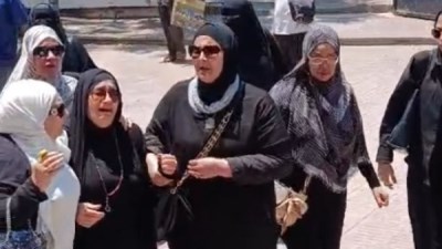 شقيقة أحمد حلمي في جنازة والدتها