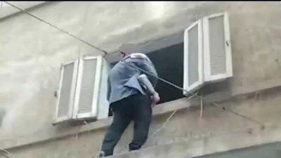اب محروم من رؤية أولاده والحنين يدفعه لاقتحام المنزل