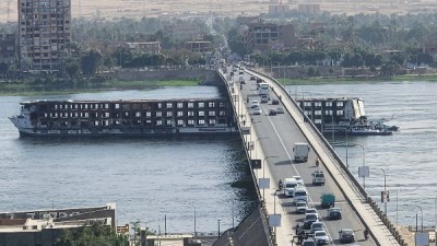 مشرفة تمريض تلقي بنفسها وطفليها من أعلي كوبري دندرة بقنا