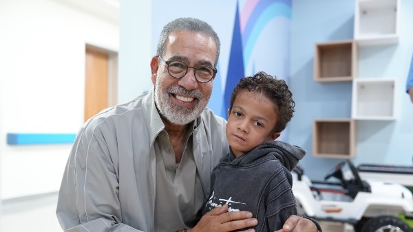 مدحت العدل يرسم الابتسامة على وجوه مرضى مستشفى الناس