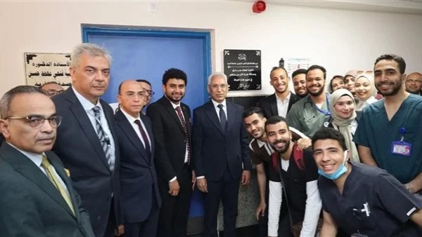 رئيس جامعة المنيا مع خريجي كلية الطب