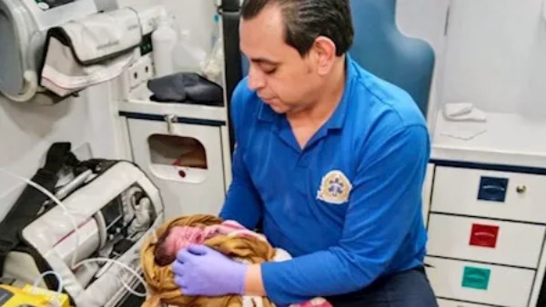 مسعفان بالمنيا ينقذان سيدة من ولادة خطرة