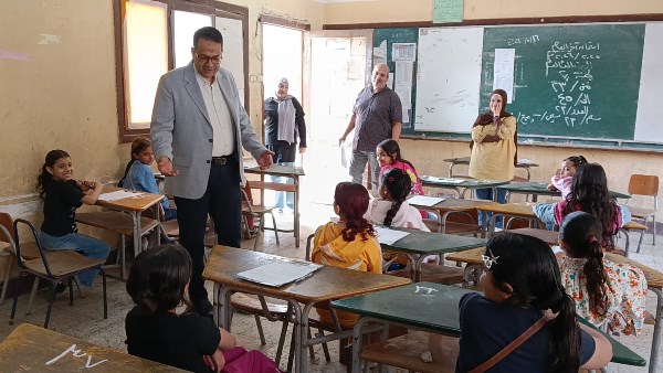 وكيل وزارة التربية والتعليم بالغربية خلال جولته 