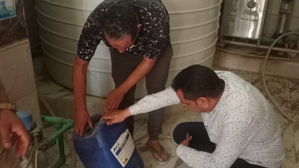 ضبط مصنع مياه غير مرخص بقريه بالعين السخنه