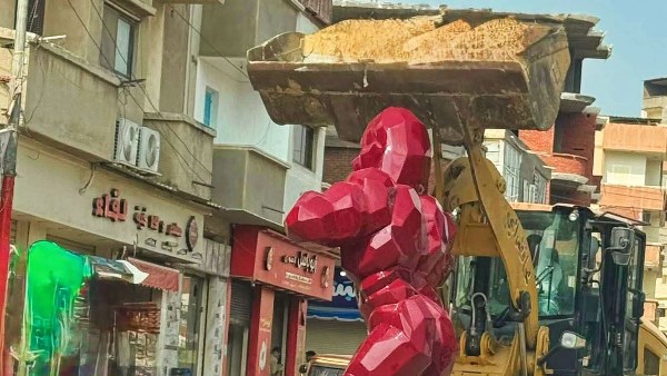 إزالة مجسم “الغوريلا الحمراء” في ابو المطامير 