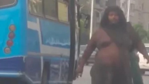 شخص يهاجم المارة والسيارات بمصر الجديدة