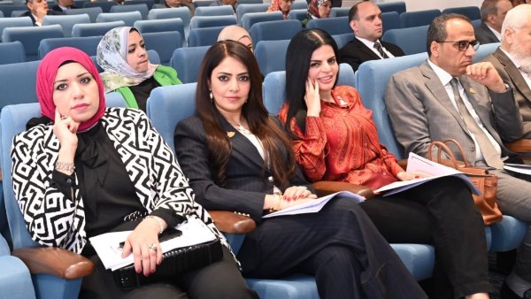 النائبة زينب بشير  خلال اجتماع اللجنة اليوم 