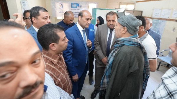 محافظ أسيوط يتفقد قافلة طبية مجانية بالقوصية