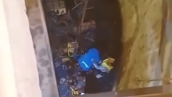 لحظة إنقاذ عامل سقط في بئر صرف