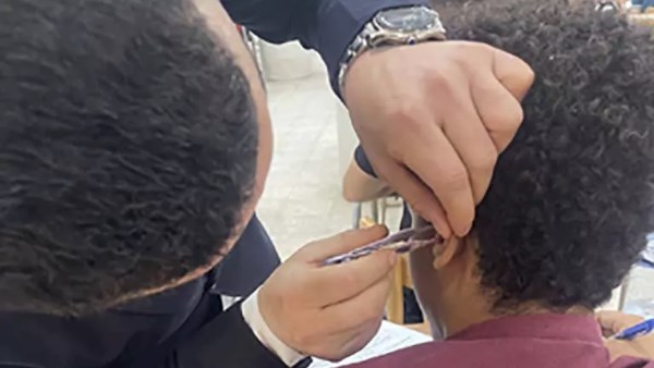 استخدام "ملقاط" لاستخراج سماعة أذن غش