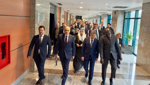 وزير الري يصل إلى إسطنبول للمشاركة في “منتدى إسطنبول الدولي الخامس للمياه”