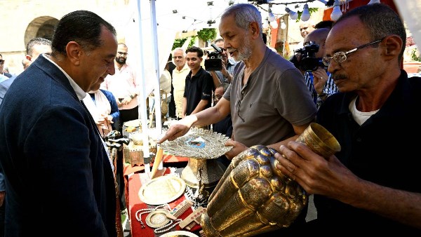 رئيس الوزراء يتفقد معرض الحرف التراثية بشارع المعز