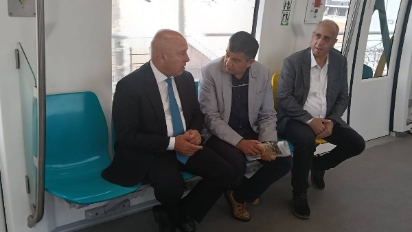 وزير النقل يستقل المونوريل من القاهرة الجديدة إلى العاصمة الإدارية