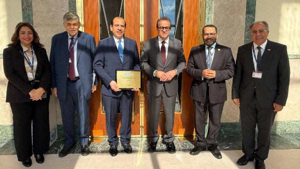 وزير الصحة يهنئ نائبه بمناسبة فوزه بجائزة «نيلسون مانديلا»