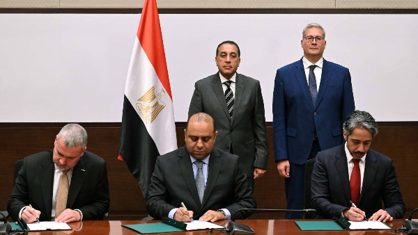 توقيع مذكرة تفاهم بين البترول وإكسون موبيل وقطر للطاقة لتعزيز تجارة الغاز