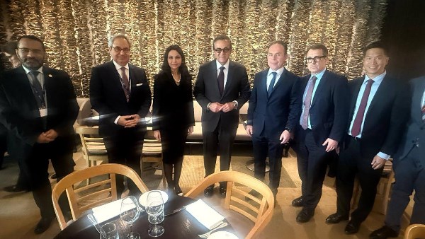 وزير الصحة يشارك في مائدة مستديرة حول النهوض بصحة المرأة والتصدي للأمراض غير المعدية