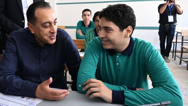 رئيس الوزراء في حوار ودي مع أحد الطلاب داخل مجمع بولاق الدكرور التعليمي