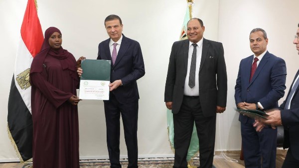 وزير الزراعة يسلم شهادات التخرج لـ18 مبعوثًا من 11 دولة أفريقية وآسيوية