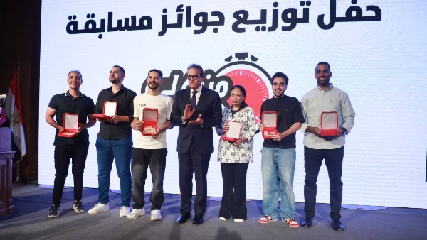 وزير الصحة يشهد تكريم الفائزين بمسابقة «أنت الحل»