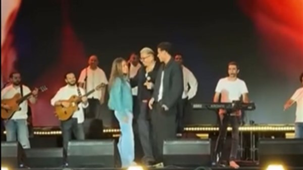 عمرو دياب وأبنائه في حفل الجامعة الأمريكية بالقاهرة 