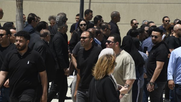  نجل هاني شاكر في جنازة والده