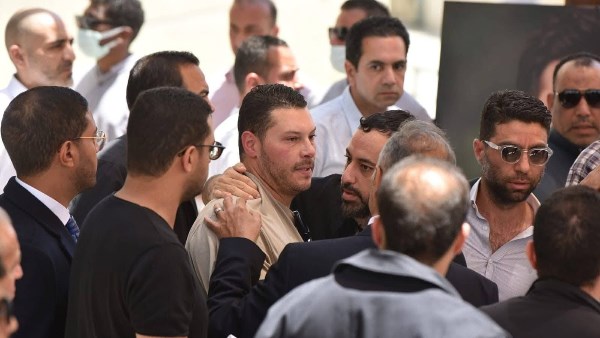 نجل هاني شاكر في جنازة والده الراحل 