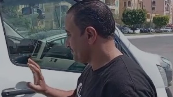 أحد جمهور هاني شاكر يودعه قبل انطلاق الجثمان 