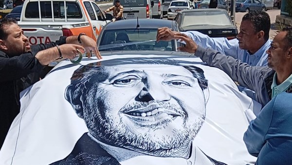 صورة لـ هاني شاكر على سيارة أحد جمهوره 