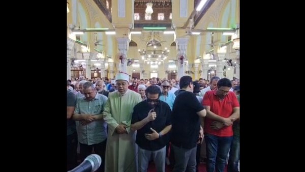 أحمد حلمي في جنازة والدته الراحلة