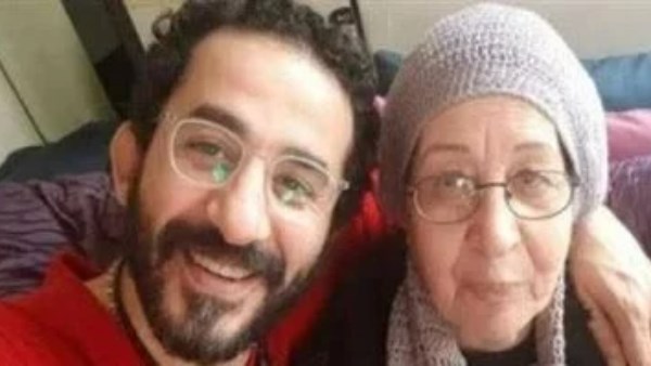 أحمد حلمي ووالدته الراحلة