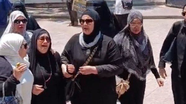 شقيقة أحمد حلمي في جنازة والدتها