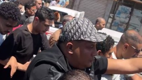 حمو بيكا في جنازة والده 