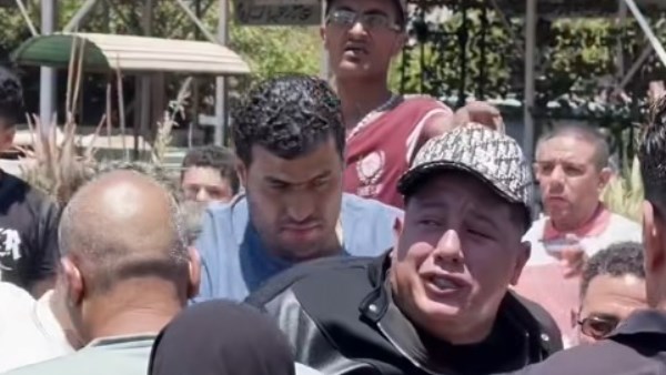حمو بيكا باكيا في جنازة والده