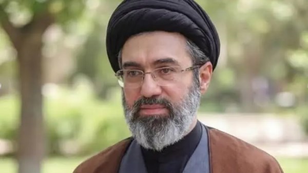 مسؤول إيراني : يؤكد أن مجتبى خامنئي بصحة جيدة وينفي الشائعات