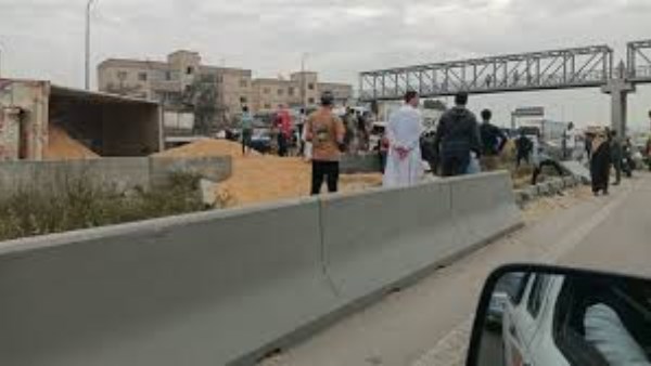 إصابة 5 أشخاص في حادث انقلاب مقطورة على الطريق الصحراوي بالإسكندرية