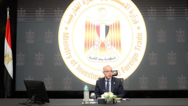 وزير الاستثمار والتجارة الخارجية يعقد اجتماعًا موسعًا مع الرئيس التنفيذي لهيئة الاستثمار وقياداتها 