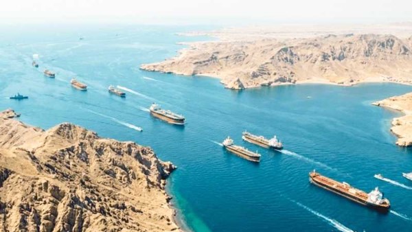 تضارب أمريكي إيراني بشأن استهداف قطع بحرية في مضيق هرمز